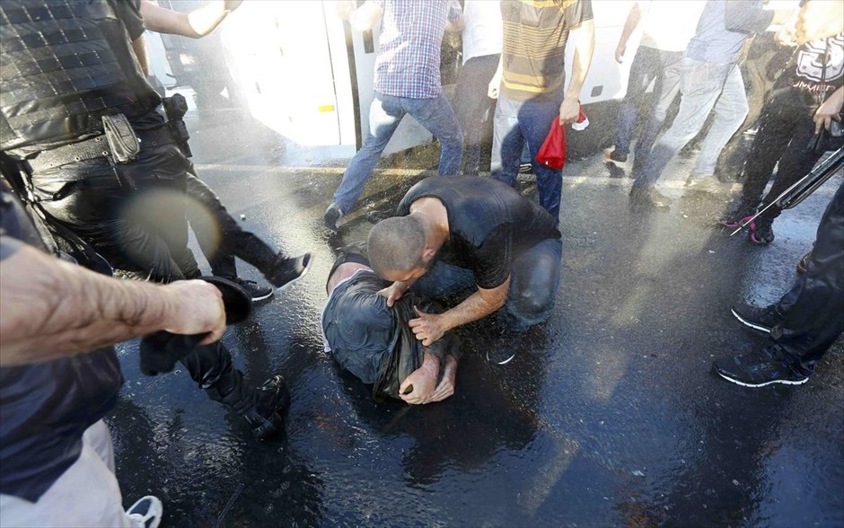 Τουρκία - Πραξικόπημα. Πολίτες δέρνουν στρατιώτη που συμμετείχε στο πραξικόπημα.