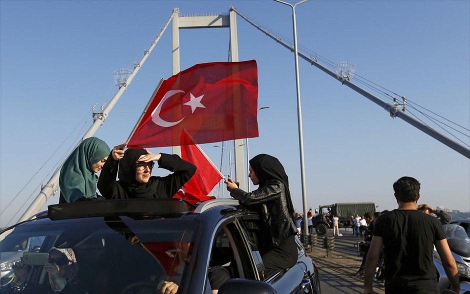 Τουρκία - Πραξικόπημα. Γυναίκες πανηγυρίζουν.
