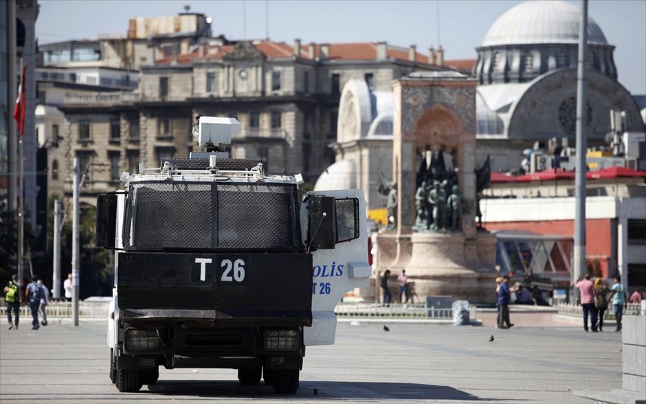 Τουρκία - Στρατός. Αστυνομικό όχημα στη Ταξίμ.