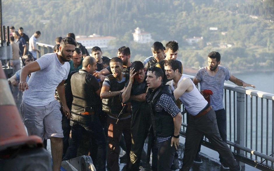 Τουρκία - Πραξικόπημα. Αστυνομικοί προσπαθούν να προστατέψουν στρατιώτη από επίθέσεις οπαδών του Ερντογάν.