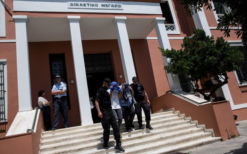 Αλεξανδρούπολη: Τριήμερη αναβολή ζήτησαν και έλαβαν οι οκτώ Τούρκοι στρατιωτικοί. Τριήμερη αναβολή της εκδίκασης της υπόθεσης με βάση την&nbsp;αυτόφωρη&nbsp;διαδικασία&nbsp;ζήτησαν και έλαβαν&nbsp;οι οκτώ συλληφθέντες Τούρκοι στρατιωτικοί, που οδηγήθηκαν τη Δευτέρα στο Μονομελές Πλημμελειοδικείο Αλεξανδρούπολης. Οι οκτώ αιτήθηκαν τριήμερης αναβολής, με το αιτιολογικό της καλύτερης προετοιμασίας της κατάθεσής τους, αίτημα που αποδέχθηκε η δικαστής κι έτσι η εκδίκαση στο Αυτόφωρο Μονομελές Πλημμελειδικείο&nbsp;θα πραγματοποιηθεί την προσεχή Πέμπτη, στις 12 μετά το μεσημέρι.
