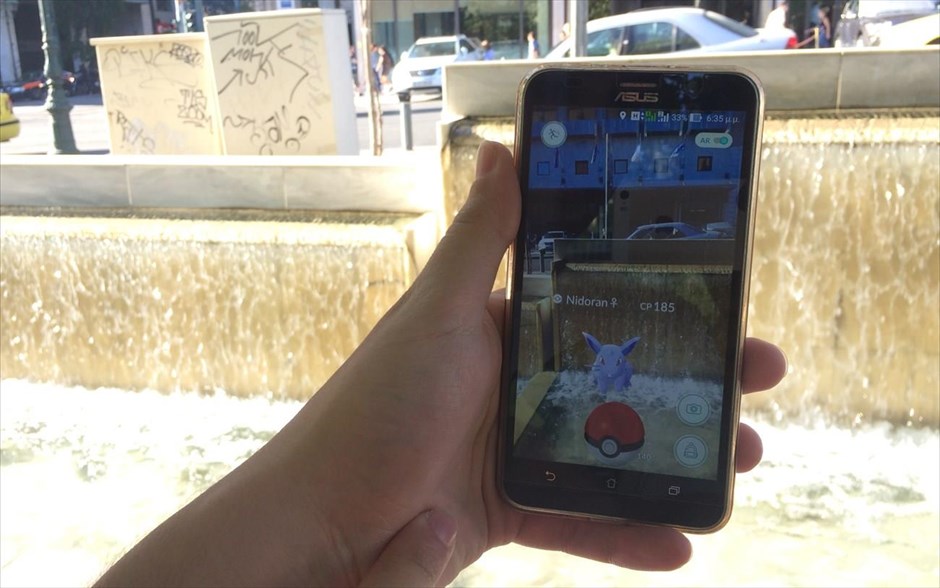 Κυνηγώντας Pokemon στην πλατεία Συντάγματος. Σε σημείο συνάντησης για τους λάτρεις του Pokemon μετατράπηκε η πλατεία Συντάγματος. Παίκτες από όλη την Αθήνα μαζεύονται στην πλατεία, καθώς&nbsp;όπως εξηγούν, αποτελεί έναν από τους τρεις κυρίως χώρους που είναι γεμάτοι... Pokemon. Όπως εξηγούν οι ίδιοι, το παιχνίδι που έγινε παγκόσμια μανία είναι εθιστικό.