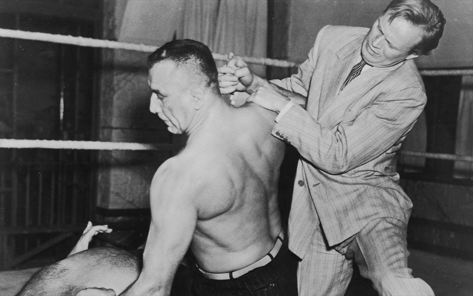 «My favorite brunette». «My favorite brunette»: Από το 1947 έρχεται η ασπρόμαυρη αισθηματική κωμωδία μυστηρίου του Έλιοτ Νάτζεντ, με τους Μπομπ Χόουπ, Ντόροθι Λαμούρ και Πίτερ Λόρε, στην οποία ένας φωτογράφος μωρών, που ονειρεύεται να γίνει μυστικός ντετέκτιβ, βρίσκεται μπλεγμένος σε μια υπόθεση δολοφονίας, όταν συναντά μια μυστηριώδη γυναίκα.