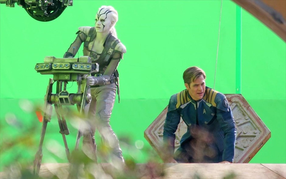 «Star Trek beyond». «Star Trek beyond»: Το νέο τρισδιάστατο κεφάλαιο της σειράς ταινιών «Star Trek», η οποία βασίστηκε στην ομώνυμη αμερικανική τηλεοπτική σειρά επιστημονικής φαντασίας, που εμπνεύστηκε και δημιούργησε ο συγγραφέας Τζιν Ρόντενμπερι το 1966, φέρει την υπογραφή του Τζάστιν Λιν στη σκηνοθεσία και του Τζέι Τζέι Έιμπραμς στην παραγωγή. τΤα μέλη του πληρώματος του διαστημόπλοιου Εντερπράιζ, εξερευνούν τις πιο απόμακρες περιοχές του αχαρτογράφητου διαστήματος κι έρχονται αντιμέτωπα με έναν νέο μυστηριώδη εχθρό, που απειλεί να τα αφανίσει, κάνοντάς τα, ταυτόχρονα, να αμφισβητούν όλα όσα γνωρίζουν.