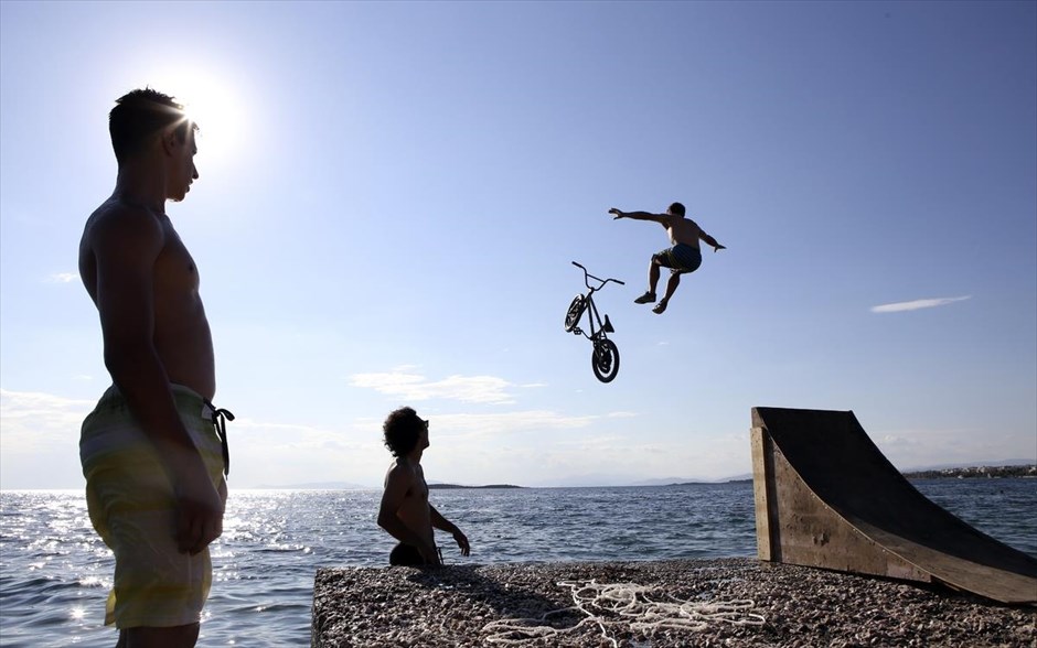 Βουτιές με ποδήλατα στο Καβούρι. Στιγμιότυπο από την παραλία στο Καβούρι.