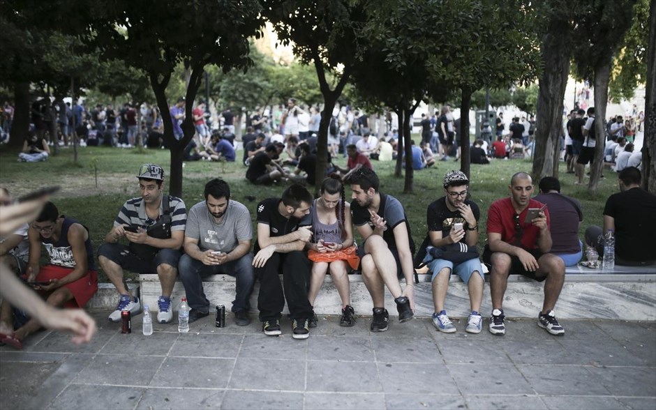 Κυνηγώντας Pokemon στην πλατεία Συντάγματος. Σε σημείο συνάντησης για τους λάτρεις του Pokemon Go μετατράπηκε η πλατεία Συντάγματος. Νέοι από όλη την Αθήνα μαζεύονται στην πλατεία, καθώς&nbsp;όπως εξηγούν, αποτελεί έναν από τους τρεις κυρίως χώρους που είναι γεμάτοι... Pokemon.