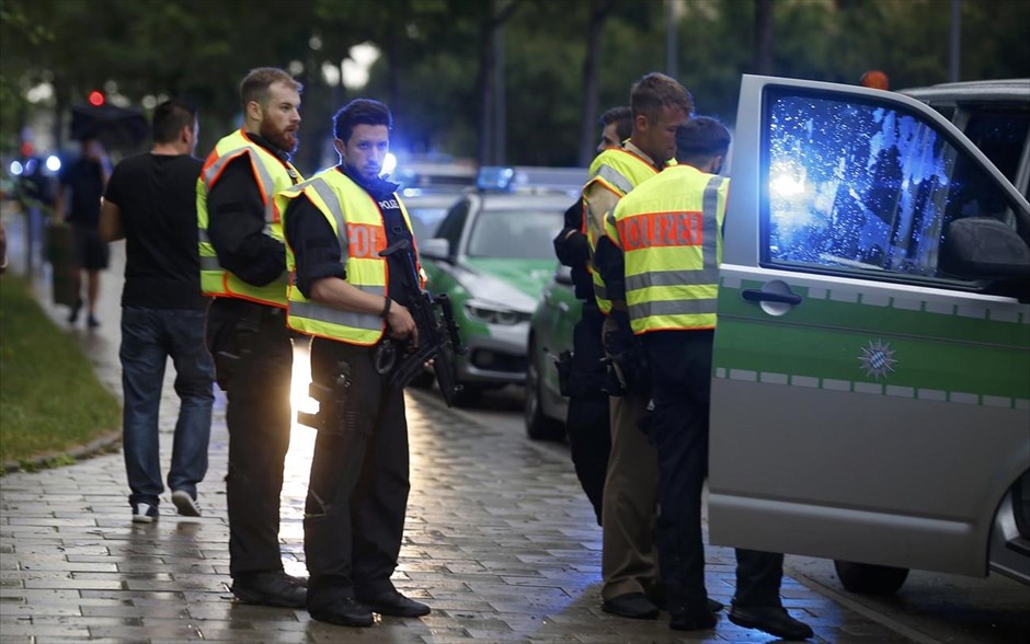 Μόναχο - Πυροβολισμοί - Αστυνομία. Η αστυνομία κλείνει τους δρόμους.
