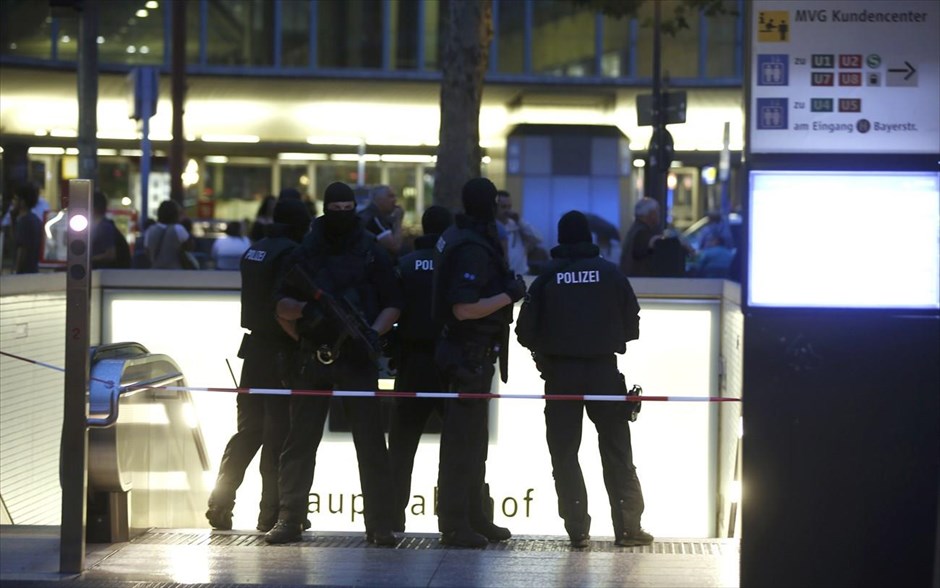 Μόναχο - Πυροβολισμοί - Αστυνομία. Άνδρες των ειδικών δυνάμεων φυλάνε είσοδο του μετρό.
