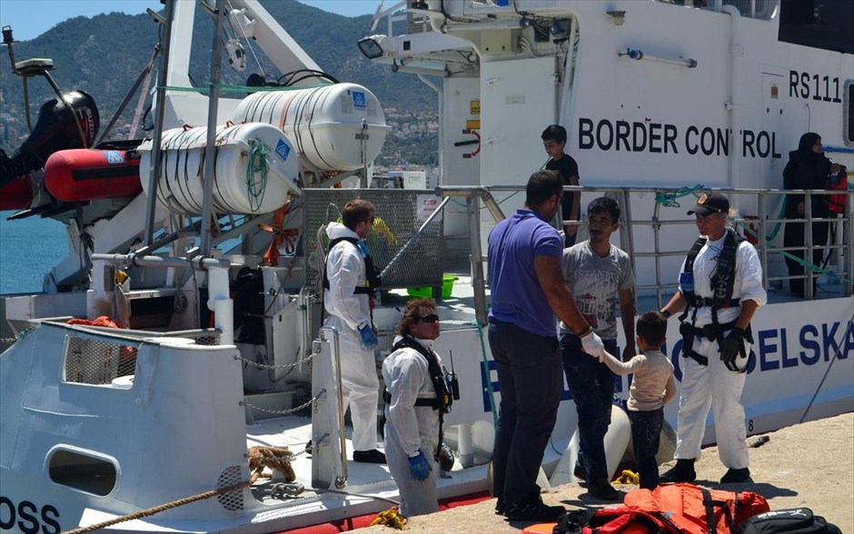 Άφιξη προσφύγων στη Μυτιλήνη . Πρόσφυγες και μετανάστες αποβιβάζονται στο λιμάνι της Μυτιλήνης. Οι επιβαίνοντες περισυλλέχθηκαν από σκάφη της Ευρωπαϊκής Αστυνομίας Frontex μέσα στα Ελληνικά χωρικά ύδατα, νοτιοανατολικά του αεροδρομίου της Μυτιλήνης.