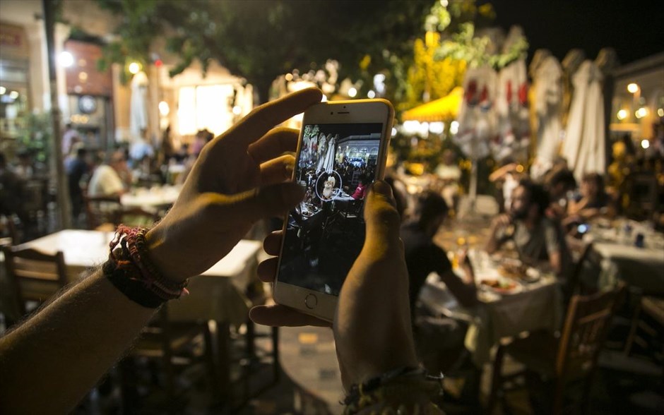 Νύχτα Pokemon Go στο κέντρο της Αθήνας. Νέοι από όλη την Αθήνα μαζεύονται στο κέντρο της πόλης για να παίξουν το δημοφιλές παιχνίδι Pokemon Go.