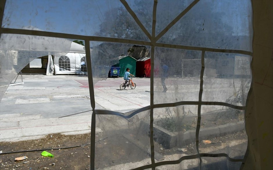 Στιγμιότυπο από κέντρο φιλοξενίας προσφύγων στον Ελαιώνα. Στιγμιότυπο από την ανοιχτή δομή φιλοξενίας προσφύγων στον Ελαιώνα Αττικής.