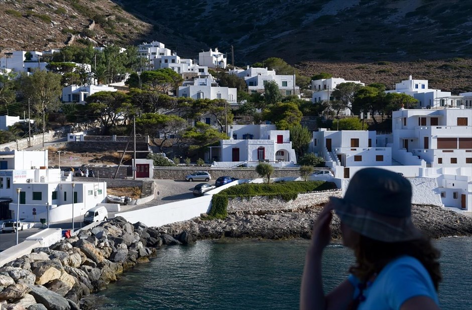 Καλοκαιρινά στιγμιότυπα από τη Σίφνο. Η στιγμή που το καράβι φτάνει στο λιμάνι της Σίφνου.