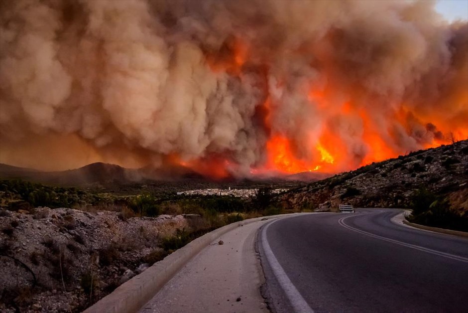 Σε ύφεση η μεγάλη πυρκαγιά στη Χίο. Φωτογραφία που δόθηκε σήμερα στη δημοσιότητα από την πυρκαγιά στο χωριό Λιθί, τη Δευτέρα 25 Ιουλίου 2016. Σε ύφεση είναι η μεγάλη πυρκαγιά στη νότια Χίο, που κατέκαψε, από χθες τα χαράματα που ξεκίνησε, χιλιάδες στρέμματα δασικής και καλλιεργήσιμης έκτασης. Με το πρώτο φως της ημέρας ξεκίνησαν τις ρίψεις νερού, ώστε να αποφευχθούν οι αναζωπυρώσεις, τα δυο πυροσβεστικά αεροσκάφη και τα τρία ελικόπτερα, που το βράδυ παρέμειναν στη Χίο ώστε να ξεκινήσουν τις ρίψεις από το πρωί. Η καμένη έκταση είναι περίπου 35.000 στρέμματα, ενώ μεγάλη είναι η ζημιά στα μαστιχόδεντρα. Σύμφωνα με τον πρόεδρο της Ένωσης Μαστιχοπαραγωγών Χίου Γ. Τούμπο μέχρι και το 90% των μαστιχόδεντρων καταστράφηκε στα χωριά Λιθί, Ελάτα και Βέσσα ενώ σημαντικές είναι οι καταστροφές σε Μεστά, Αρμόλια και Πυργί.
