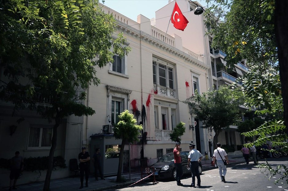Μέλη του Ρουβίκωνα πέταξαν μπογιές στην τουρκική πρεσβεία. Μαύρες και κόκκινες μπογιές πέταξαν&nbsp;το μεσημέρι στην πρόσοψη της&nbsp;τούρκικης πρεσβείας στην Αθήνα περίπου 10 μέλη της αντιεξουσιαστικής ομάδας&nbsp;«Ρουβίκωνας».