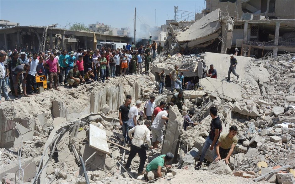 Συρία: Δεκάδες νεκροί σε διπλή επίθεση στην πόλη Καμισλί. Τουλάχιστον 44 νεκροί και 170 τραυματίες είναι ο απολογισμός διπλής επίθεσης που συγκλόνισε σήμερα την πόλη Καμισλί της βορειοανατολικής Συρίας, η οποία κατοικείται κυρίως από Κούρδους, σύμφωνα με το τηλεοπτικό δίκτυο Al Maydeen του Λιβάνου, τα επίσημα συριακά μέσα ενημέρωσης και το Συριακό Παρατηρητήριο Ανθρωπίνων Δικαιωμάτων. Το μεγαλύτερο μέρος της επαρχίας Χασάκα, στη βορειοανατολική Συρία, στην οποία ανήκει το Καμισλί, ελέγχεται από τις κουρδικές δυνάμεις που έχουν εγκαθιδρύσει εκεί «αυτόνομη διοίκηση».