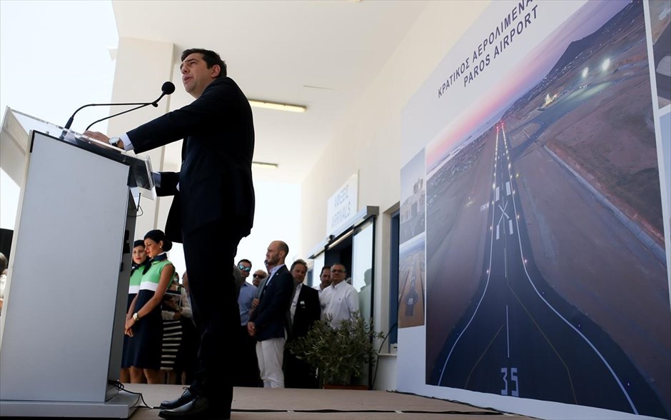 Παρουσία του Πρωθυπουργού τα εγκαίνια του νέου αεροδρομίου στην Πάρο. «Εξαιρετικά σημαντικό έργο υποδομής» που θα δώσει ώθηση στον τουρισμό και την οικονομία χαρακτήρισε ο Πρωθυπουργός, Αλ. Τσίπρας το νέο αεροδρόμιο της Πάρου, στην ομιλία του αμέσως μετά την τελετή των εγκαινίων του αερολιμένα. Ο Πρωθυπουργός&nbsp;υπογράμμισε την ανάγκη η πολιτεία να σκύψει με ενδιαφέρον στην νησιωτική Ελλάδα και πρόσθεσε ότι στόχος είναι να αξιοποιηθεί το κάθε ευρώ του φορολογούμενου πολίτη για την επιστροφή στα νησιά κοινωνικών υπηρεσιών υψηλής ποιότητας.