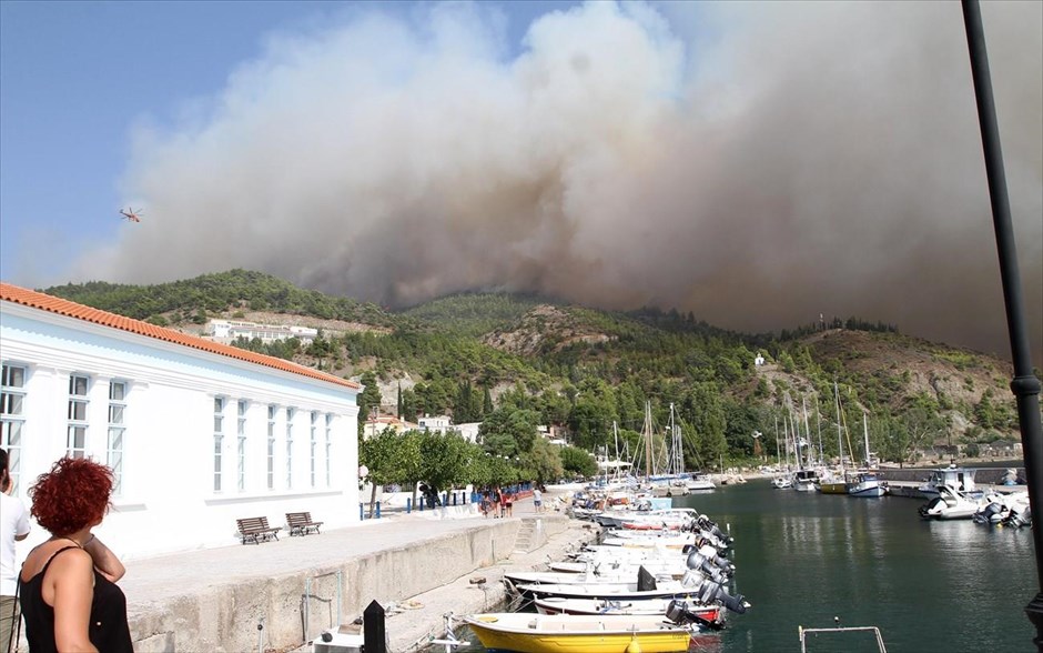 Συνεχίζει το καταστροφικό της έργο η πυρκαγιά στη βόρεια Εύβοια. Η πυρκαγιά στη βόρεια Εύβοια συνεχίζει το καταστροφικό της έργο και εξαιτίας των ισχυρών ανέμων που πνέουν στην περιοχή το μέτωπο είναι έντονο&nbsp;στη δασική περιοχή, ανατολικά της κωμόπολης Λίμνης. Το δύσβατο του εδάφους δυσκολεύει ακόμα περισσότερο τις προσπάθειες των δυνάμεων πυρόσβεσης. Υπολογίζεται ότι&nbsp;20.000 στρέμματα δάσους έχουν καεί.
