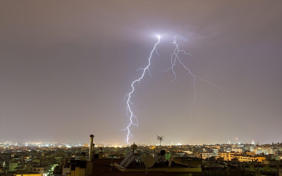 Αστραπές στη Θεσσαλονίκη. Αστραπές στον ουρανό της Θεσσαλονίκης, το βράδυ της Δευτέρας.