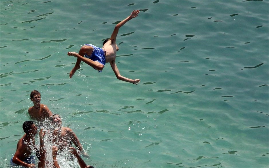Παιχνίδια στη θάλασσα. Παιδιά κάνουν βουτιές στην παραλία της Αρβανιτιάς στο Ναύπλιο. Στα ύψη παραμένει και σήμερα ο υδράργυρος, καθώς η θερμοκρασία κατά τόπους αγγίζει ακόμη και τους 39 βαθμούς Κελσίου.