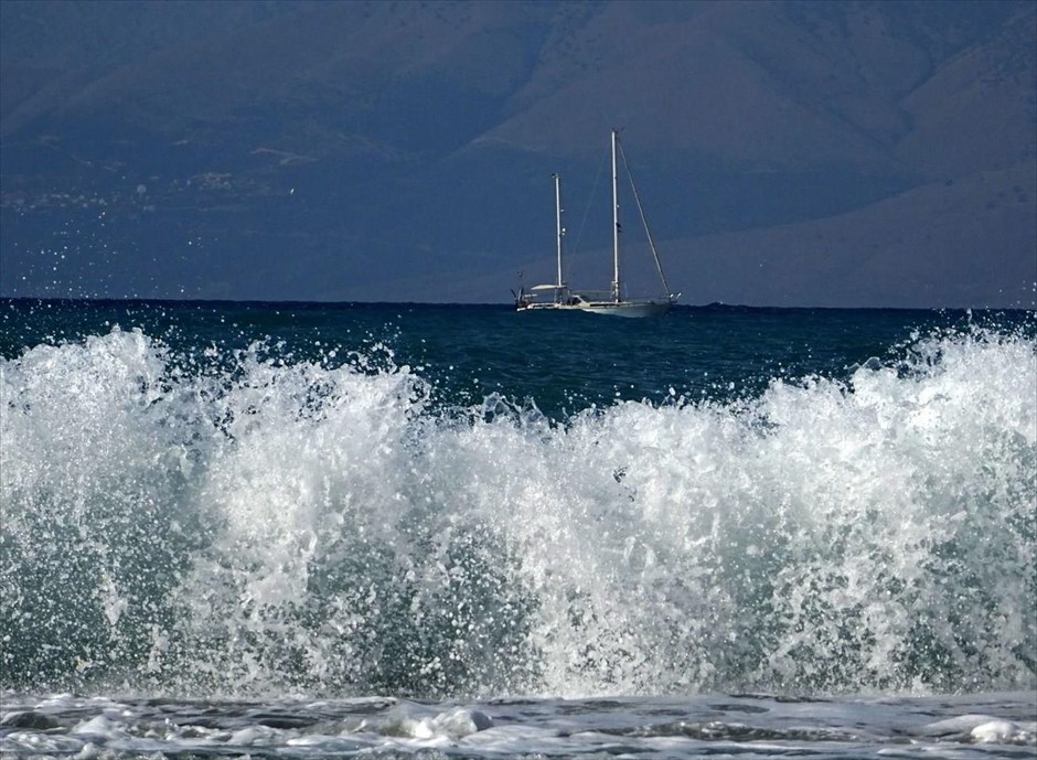 Καλοκαιρινές εικόνες από την Κέρκυρα. Κύματα σε παραλία της Κέρκυρας.