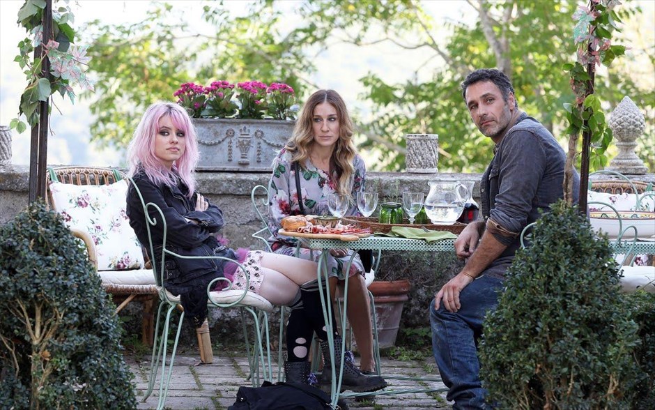 «Όλοι οι δρόμοι οδηγούν στη Ρώμη». «Όλοι οι δρόμοι οδηγούν στη Ρώμη»: Η Σουηδή σκηνοθέτιδα Έλα Λεμχάγκεν δημιουργεί μια &nbsp;αισθηματική κομεντί, με τους Σάρα Τζέσικα Πάρκερ, Ραούλ Λούκα, Κλαούντια Καρντινάλε, Ρόζι Ντέι, Παζ Βέγκα και Ραούλ Μπόβα. Ηρωίδα της ταινίας είναι μία γυναίκα, η οποία πηγαίνει με την έφηβη κόρη της στην Ιταλία, για να την απομακρύνει από τον προβληματικό της φίλο, αλλά και για να κλείσει έναν δικό της λογαριασμό με κάποιον παλιό της έρωτα. Το ταξίδι τους εξελίσσεται σε μια περιπέτεια με πολλές ανατροπές.