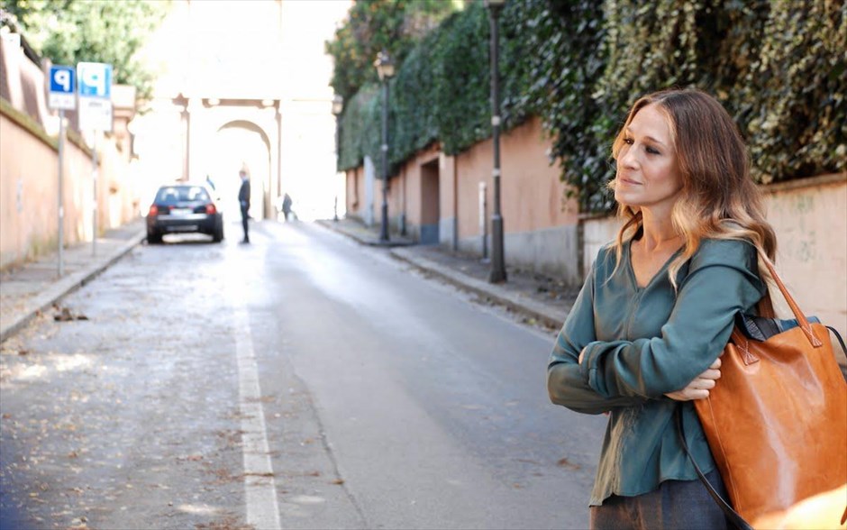 «Όλοι οι δρόμοι οδηγούν στη Ρώμη». «Όλοι οι δρόμοι οδηγούν στη Ρώμη»: Η Σουηδή σκηνοθέτιδα Έλα Λεμχάγκεν δημιουργεί μια  αισθηματική κομεντί, με τους Σάρα Τζέσικα Πάρκερ, Ραούλ Λούκα, Κλαούντια Καρντινάλε, Ρόζι Ντέι, Παζ Βέγκα και Ραούλ Μπόβα. Ηρωίδα της ταινίας είναι μία γυναίκα, η οποία πηγαίνει με την έφηβη κόρη της στην Ιταλία, για να την απομακρύνει από τον προβληματικό της φίλο, αλλά και για να κλείσει έναν δικό της λογαριασμό με κάποιον παλιό της έρωτα. Το ταξίδι τους εξελίσσεται σε μια περιπέτεια με πολλές ανατροπές.