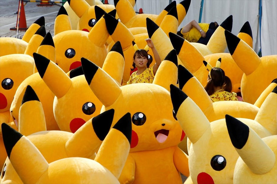 Η παρέλαση των Pokemon. Μια γυναίκα δίνει οδηγίες στους συμμετέχοντες στην παρέλαση των Pokemon που θα πραγματοποιηθεί στη Γιοκοχάμα, στην Ιαπωνία.