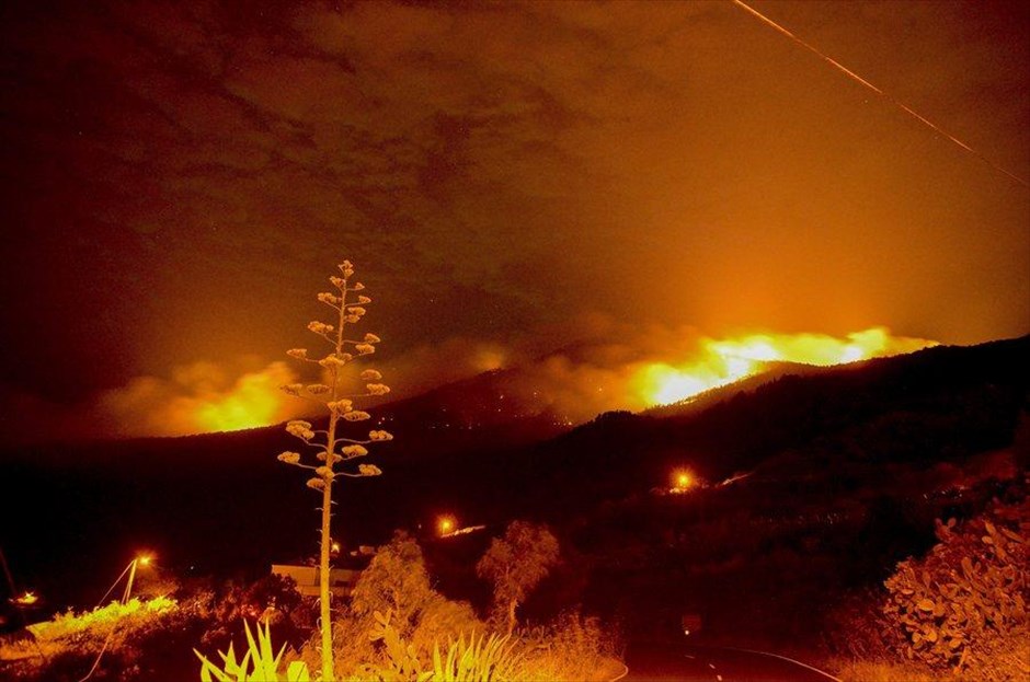 Κανάρια Νησιά: Tεράστια οικολογική καταστροφή από τη μεγάλη πυρκαγιά. Φωτογραφία που δόθηκε στη δημοσιότητα στις 7 Αυγούστου 2016 και απεικονίζει την πυρκαγιά που μαίνεται στα Κανάρια Νησιά και έχει στοιχήσει τη ζωή σε έναν πυροσβέστη, ενώ παράλληλα έχει κάνει στάχτη δεκάδες χιλιάδες στρέμματα δάσους.