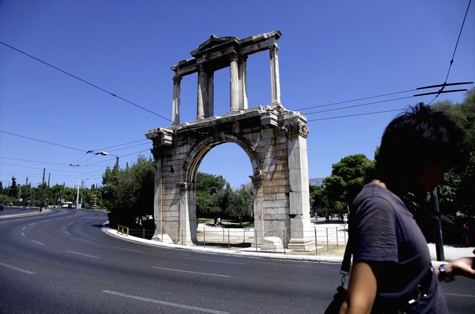 Άδεια πόλη η Αθήνα. Στιγμιότυπο από την οδό Αμαλίας, την Κυριακή 7 Αυγούστου 2016.