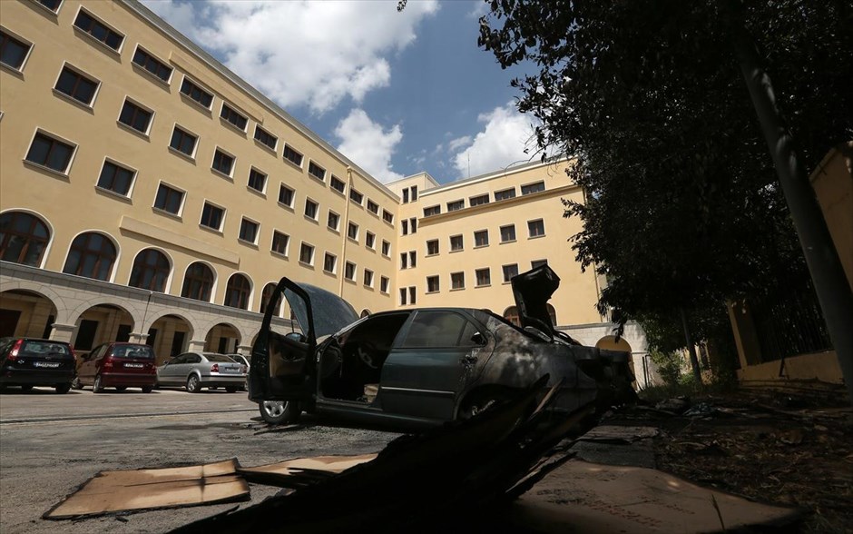 Επίθεση με βόμβες μολότοφ στη Μονή Πετράκη . Τέσσερις βόμβες μολότοφ πέταξαν τα ξημερώματα άγνωστοι στο προαύλιο του κτηρίου&nbsp;της Ιεράς Συνόδου της Εκκλησίας της Ελλάδος, στη&nbsp;Μονή Πετράκη, στο Κολωνάκι. Από την επίθεση καταστράφηκαν δύο αυτοκίνητα που ήταν σταθμευμένα εκεί.&nbsp;