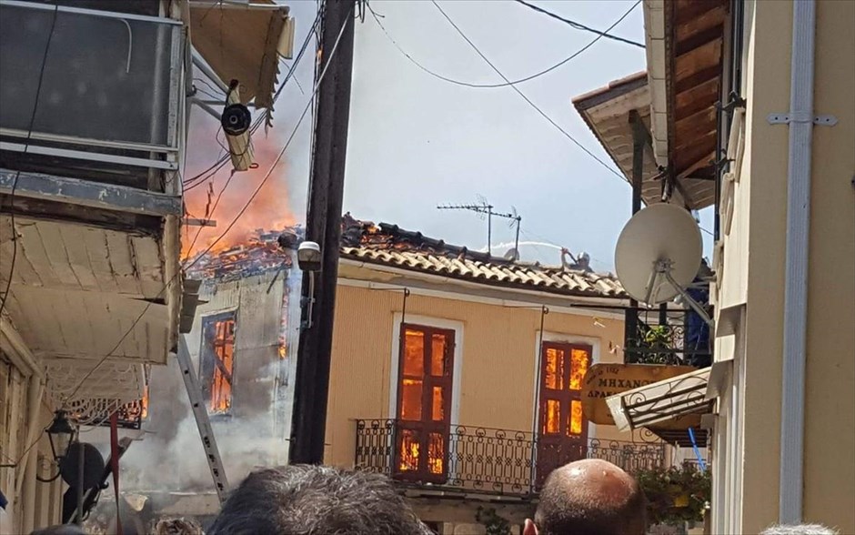 Φωτιά στο κέντρο της Λευκάδας . Μεγάλη πυρκαγιά έχει ξεσπάσει&nbsp;στην παλιά πόλη&nbsp;της Λευκάδας. Στις φλόγες έχουν τυλιχθεί έξι ξύλινα παραδοσιακά σπίτια, ενώ δεν σώθηκε ο παλιός ιστορικός κινηματογράφος. Στο σημείο έχουν σπεύσει ισχυρές πυροσβεστικές δυνάμεις σχεδόν από όλη τη Δυτική Ελλάδα, ενώ από αέρος συμμετέχει το πυροσβεστικό ελικόπτερο S-64 Έρισκον.