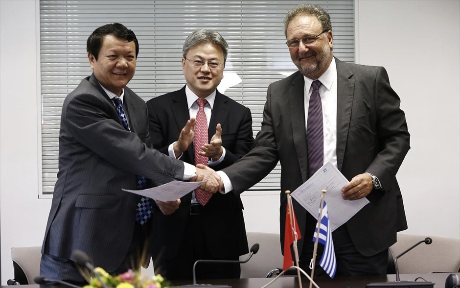 Στην κινεζική Cosco το πακέτο των μετοχών του ΟΛΠ . Ο διευθυντής της Cosco Hong Kong, Zhu Jianhui (αριστερά), o διευθύνων σύμβουλος της Cosco Grup Wan Min (κέντρο) και ο πρόεδρος του ΤΑΙΠΕΔ Στέργιος Πιτσιόλας ανταλλάσουν χειραψία κατά τη διάρκεια της τελετής υπογραφής της συμφωνίας παραχώρησης του πακέτου μετοχών του ΟΛΠ στην COSCO, στα γραφεία του ΤΑΙΠΕΔ. Η κινεζική Cosco Shipping Corporation, από σήμερα, θα έχει τον έλεγχο του 51% των μετοχών του ΟΛΠ. H μεταβίβαση πραγματοποιήθηκε μέσω πακέτου 12,750 εκατ. ευρώ, συνολικής αξίας 22 ευρώ/μετοχή.