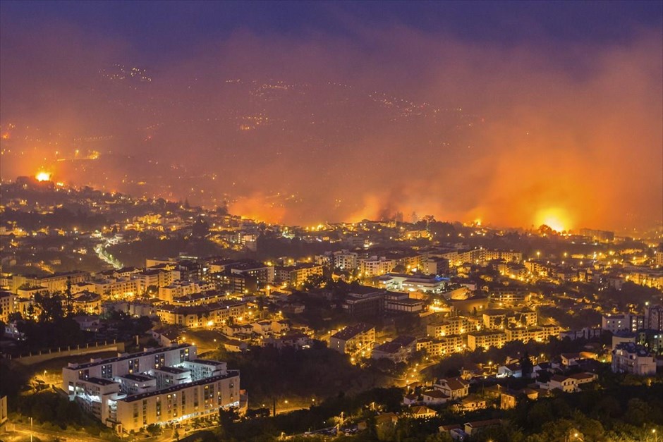 Υπό έλεγχο η φωτιά στη Μαδέρα. Υπό έλεγχο τέθηκε η&nbsp;φωτιά στην πρωτεύουσα της νήσου Μαδέρα, Φουνσάλ, όπως ανακοίνωσαν οι τοπικές αρχές.&nbsp;Περισσότεροι από 400 άνθρωποι εγκατέλειψαν τις εστίες τους και 174 χρειάστηκε να νοσηλευτούν, ενώ είκοσι επτά κατοικίες καταστράφηκαν.&nbsp;