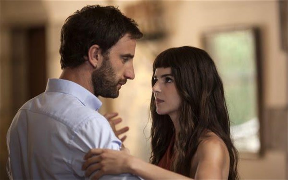 «Έρωτας αλά καταλανικά». «Έρωτας αλά καταλανικά»: Μετά την πιο εμπορική κωμωδία στην ιστορία του ισπανικού σινεμά, την ταινία «Έρωτας αλά ισπανικά», ο Εμίλιο Μαρτίνεθ - Λάθαρο επανέρχεται με τη συνέχειά της, η οποία αναδείχτηκε η πιο εμπορική ταινία του 2015 στην Ισπανία, έλαβε την 8η θέση στο top - 10 των ευρωπαϊκών ταινιών και έγινε η πιο εμπορική κωμωδία της χρονιάς στην Ευρώπη.