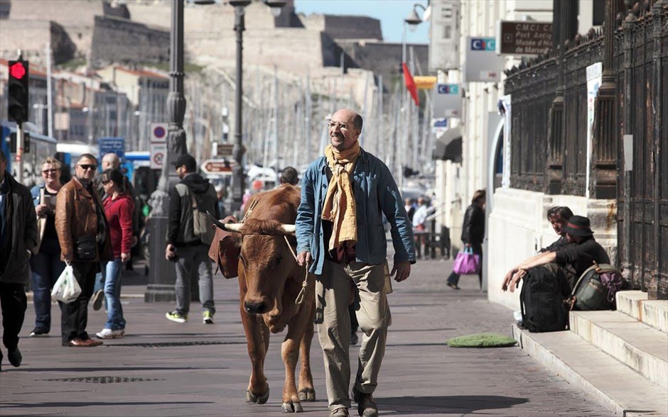 «Μια αγελάδα στο Παρίσι». «Μια αγελάδα στο Παρίσι»: Χιουμοριστικό, συγκινητικό και γεμάτο καταλυτικές συναντήσεις μεταξύ αγνώστων, το road movie του Μοχάμεντ Χαμιντί ξετυλίγει μια βαθιά ανθρώπινη ιστορία, μέσα από φαινομενικά ανάλαφρες καταστάσεις, που συμπυκνώνουν εύστοχα, επίκαιρα και διαχρονικά μηνύματα για τη διαφορετικότητα, την αποδοχή, τη μοναξιά, την αγάπη και την αλληλεγγύη.