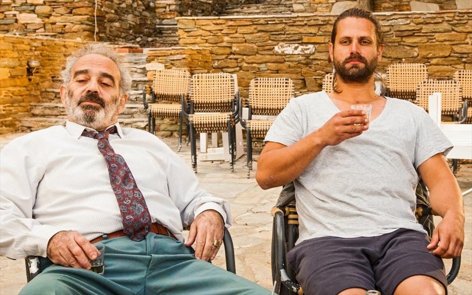 «Ραντεβού στην Ελλάδα». «Ραντεβού στην Ελλάδα»: Η κωμωδία του Άρον Λέχμαν - με τους Κριστόφ Μαρία Χερμπστ, Αδάμ Μπουσδούκο, Ακύλλα Καραζήση, Χρήστο Βαλαβανίδη, Γιώργο Κοτανίδη, Ερρίκο Λίτση, Γεωργία Τσαγκαράκη και Κλεοπάτρα Μάρκου - διαδραματίζεται στο ελληνικό νησί Παλλαδίκι, όπου καταφθάνει ο Γερμανός υπάλληλος μιας τράπεζας, για να ελέγξει κάποια δάνεια, που δόθηκαν παλαιότερα στον δήμο του νησιού. Οι κάτοικοι φροντίζουν να τον εμποδίζουν συνεχώς να κάνει την έρευνά του. Η επαφή μαζί τους θα τον βάλει σε ένα μεγάλο δίλημμα.
