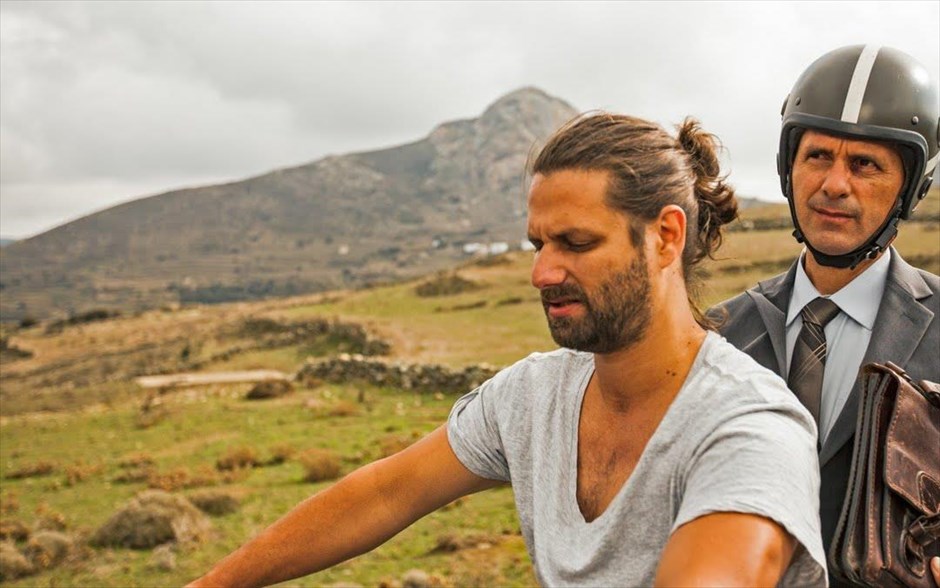 «Ραντεβού στην Ελλάδα». «Ραντεβού στην Ελλάδα»: Η κωμωδία του Άρον Λέχμαν - με τους Κριστόφ Μαρία Χερμπστ, Αδάμ Μπουσδούκο, Ακύλλα Καραζήση, Χρήστο Βαλαβανίδη, Γιώργο Κοτανίδη, Ερρίκο Λίτση, Γεωργία Τσαγκαράκη και Κλεοπάτρα Μάρκου - διαδραματίζεται στο ελληνικό νησί Παλλαδίκι, όπου καταφθάνει ο Γερμανός υπάλληλος μιας τράπεζας, για να ελέγξει κάποια δάνεια, που δόθηκαν παλαιότερα στον δήμο του νησιού. Οι κάτοικοι φροντίζουν να τον εμποδίζουν συνεχώς να κάνει την έρευνά του. Η επαφή μαζί τους θα τον βάλει σε ένα μεγάλο δίλημμα.