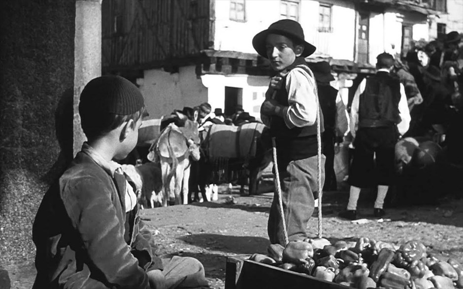 «Το θαύμα του Μαρσελίνο». «Το θαύμα του Μαρσελίνο»: Το βραβευμένο ασπρόμαυρο δράμα του 1955, σκηνοθετημένο από τον Λαντισλάο Βάιντα, αποτελεί κινηματογραφική μεταφορά της νουβέλας «Μαρσελίνο» του Χοσέ Μαρία Σάντσεζ Σίλβα, που γράφτηκε το 1952 και χάρισε παγκόσμια φήμη στον παιδικό συγγραφέα. Με τους Ραφαέλ Ριβέγιες, Αντόνιο Βίκο, Χουάν Κάλβο και Χοσέ Μάρκο Νταβό, η ταινία αφηγείται την ιστορία ενός ορφανού αγοριού, το οποίο μεγαλώνει με πολλή αγάπη σε ένα μοναστήρι. Μια μέρα μπαίνει σε μια - απαγορευμένη για αυτόν -  σοφίτα και βρίσκει μια ξύλινη φιγούρα του Ιησού. Μοιράζεται μαζί της το φαγητό του και εύχεται να δει τη μαμά του. Και τότε, γίνεται ένα θαύμα…
