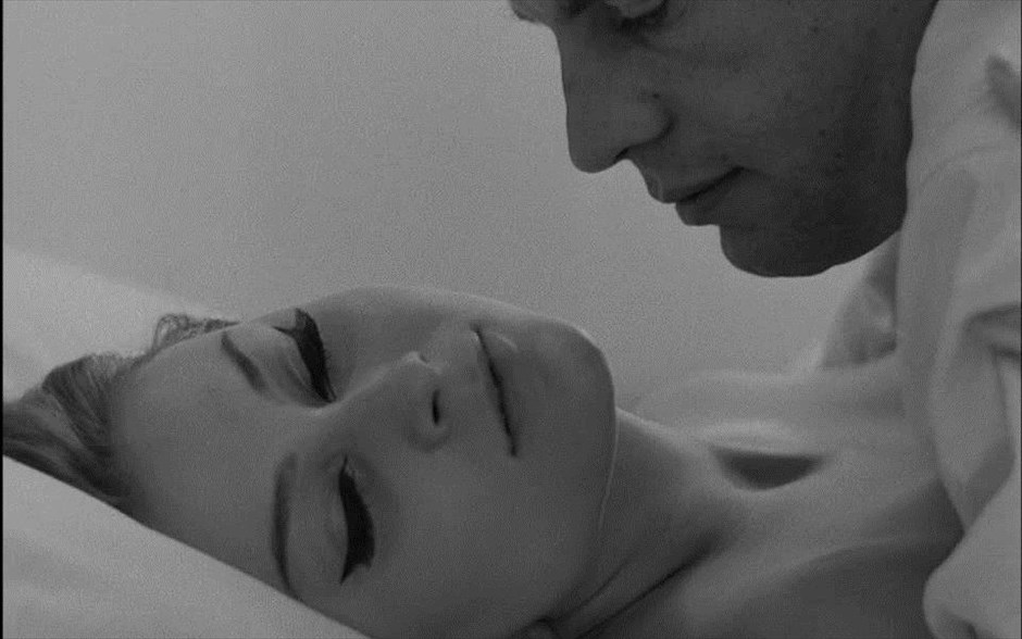 «The man who lies». «The man who lies»: Στο ασπρόμαυρο πολεμικό δράμα του 1968, σε σκηνοθεσία του Αλέν Ρομπ Γκριγιέ και με πρωταγωνιστές τους Ζαν Λουί Τρεντινιάν, Κάθριν Ρομπ Γκριγιέ, Σιλβί Μπρελ, Ζουζάνα Κοτσουρίκοβα και Ζόζεφ Κρόνερ, ένας άνθρωπος με κουστούμι έρχεται από το δάσος στην πόλη και διηγείται στους ανθρώπους που συναντά την ιστορία του. Κάθε φορά, η ιστορία του ηχεί διαφορετικά, ενώ οι πρωταγωνιστές της, με την κάθε επανάληψή της, αλλάζουν συμπεριφορά και χαρακτήρα. Με μία επιφανειακή ματιά, θα φανταζόταν κανείς ότι πρόκειται απλά για έναν ψεύτη.