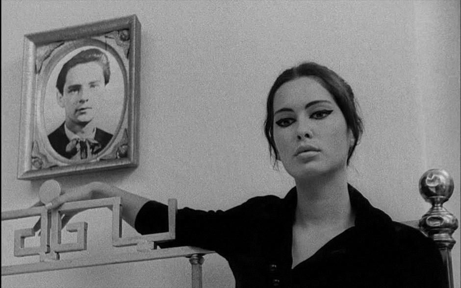 «The man who lies». «The man who lies»: Στο ασπρόμαυρο πολεμικό δράμα του 1968, σε σκηνοθεσία του Αλέν Ρομπ Γκριγιέ και με πρωταγωνιστές τους Ζαν Λουί Τρεντινιάν, Κάθριν Ρομπ Γκριγιέ, Σιλβί Μπρελ, Ζουζάνα Κοτσουρίκοβα και Ζόζεφ Κρόνερ, ένας άνθρωπος με κουστούμι έρχεται από το δάσος στην πόλη και διηγείται στους ανθρώπους που συναντά την ιστορία του. Κάθε φορά, η ιστορία του ηχεί διαφορετικά, ενώ οι πρωταγωνιστές της, με την κάθε επανάληψή της, αλλάζουν συμπεριφορά και χαρακτήρα. Με μία επιφανειακή ματιά, θα φανταζόταν κανείς ότι πρόκειται απλά για έναν ψεύτη.