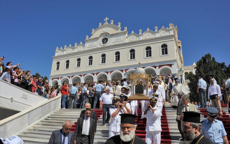 Δεκαπενταύγουστος στην Τήνο. Μεγάλος ήταν φέτος ο αριθμός των πιστών από όλη την Ελλάδα, αλλά και από το εξωτερικό, οι οποίοι προσήλθαν στο νησί της Τήνου για να προσκυνήσουν μέσα σε κλίμα κατάνυξης τη Μεγαλόχαρη, με την ευκαιρία του εορτασμού της Κοιμήσεως της Θεοτόκου.