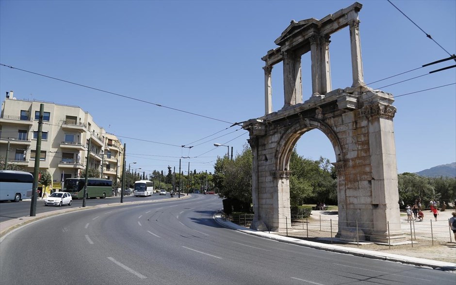 Στιγμιότυπο από το κέντρο της Αθήνας. Άδειοι&nbsp;οι δρόμοι στο κέντρο της Αθήνας ανήμερα τον Δεκαπενταύγουστο.