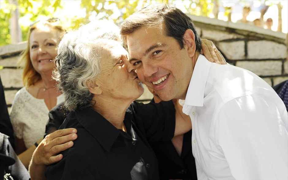 Παρουσία του Πρωθυπουργού οι εκδηλώσεις μνήμης για τη σφαγή στο Κομμένο Άρτας . Κάτοικος του Κομμένου Άρτας χαιρετά τον πρωθυπουργό Αλέξη Τσίπρα. Τη μαρτυρική κοινότητα Κομμένου Άρτας, επισκέφτηκε &nbsp;την Τρίτη ο Πρωθυπουργός, προκειμένου να παραστεί στις επίσημες εκδηλώσεις στη μνήμη των 317 θυμάτων της σφαγής του Κομμένου από τα ναζιστικά στρατεύματα κατοχής στις 16 Αυγούστου 1943. Η Ελλάδα δεν ξεχνά την ιστορία της, τις σφαγές και τα εγκλήματα πολέμου του ναζιστικού στρατού και απαιτεί την έμπρακτη αναγνώρισή τους και από τη γερμανική κυβέρνηση, έστω και με καθυστέρηση 73 ετών, τόνισε ο Αλ. Τσίπρας κατά τον χαιρετισμό του στις εκδηλώσεις μνήμης.