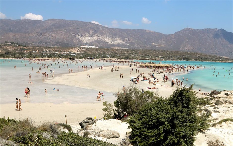 Καλοκαιρινό στιγμιότυπο από το Ελαφονήσι. Παραθεριστές απολαμβάνουν τον ήλιο και τη θάλασσα στο Ελαφονήσι του νομού Χανιών.
