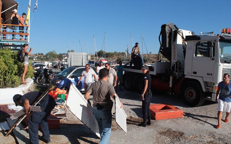 Ταχύπλοο εμβόλισε τουριστικό σκάφος στην Αίγινα . 
