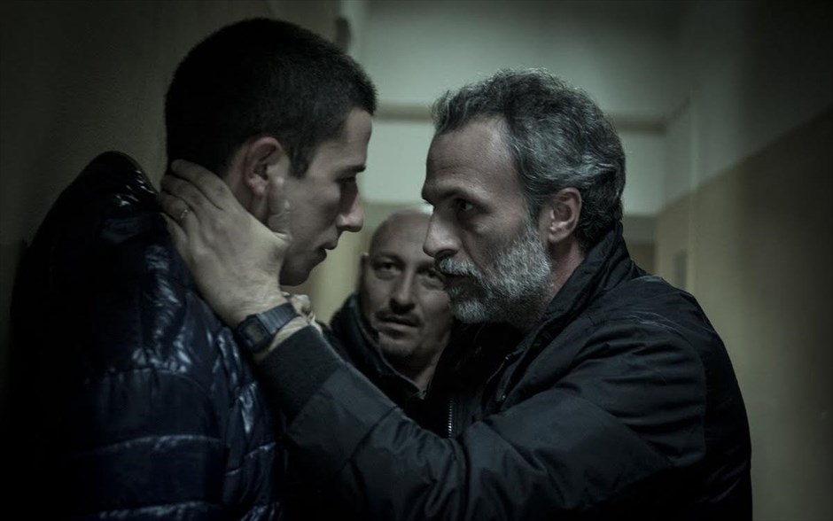 «Σκοτεινές ψυχές». «Σκοτεινές ψυχές»: Ένας νέος, που θαυμάζει τους δύο μαφιόζους θείους του και τον τρόπο ζωής τους, βάζει στο μάτι ένα τοπικό μπαρ μιας αντίπαλης οικογένειας, με αποτέλεσμα να πυροδοτήσει ξανά μια βεντέτα​ τριών γενεών.