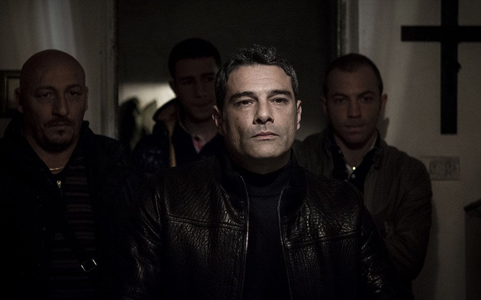 «Σκοτεινές ψυχές». «Σκοτεινές ψυχές»: Ένας νέος, που θαυμάζει τους δύο μαφιόζους θείους του και τον τρόπο ζωής τους, βάζει στο μάτι ένα τοπικό μπαρ μιας αντίπαλης οικογένειας, με αποτέλεσμα να πυροδοτήσει ξανά μια βεντέτα​ τριών γενεών.