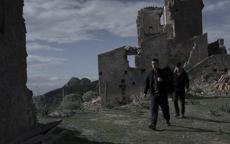 «Σκοτεινές ψυχές». «Σκοτεινές ψυχές»: Ένας νέος, που θαυμάζει τους δύο μαφιόζους θείους του και τον τρόπο ζωής τους, βάζει στο μάτι ένα τοπικό μπαρ μιας αντίπαλης οικογένειας, με αποτέλεσμα να πυροδοτήσει ξανά μια βεντέτα​ τριών γενεών.