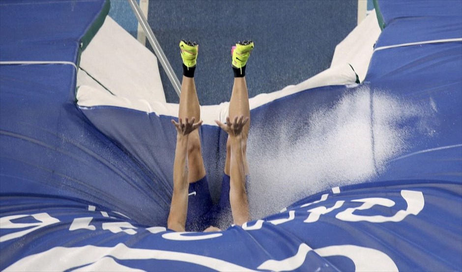 Στιγμιότυπα από τη δεύτερη εβδομάδα των Ολυμπιακών Αγώνων . Ο Σαμ Κέντρικς βυθίζεται στο βρεγμένο από τα νερά της βροχής στρώμα, έχοντας μόλις ολοκληρώσει το άλμα του. Ο Αμερικανός αθλητής κατέκτησε το χάλκινο μετάλλιο στον τελικό του επί κοντώ. 