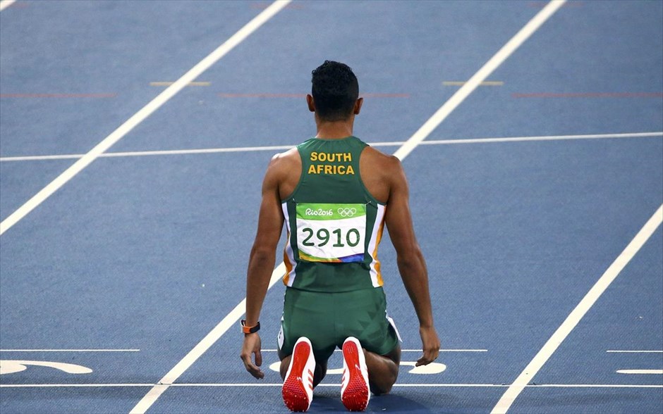 Στιγμιότυπα από τη δεύτερη εβδομάδα των Ολυμπιακών Αγώνων- 400 μ. O Νοτιοαφρικανός σπρίντερ Γουέιντ φαν Νίκερκ πανηγυρίζει την κατάκτηση της πρώτης θέσης στο αγώνισμα των 400 μέτρων. Με χρόνο 43:03 κατάφερε να κερδίσει το χρυσό μετάλλιο αλλά και να καταρρίψει το ρεκόρ του Μάικλ Τζόνσον που κρατούσε 17 χρόνια.